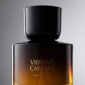 نمای کلوزآپ شیشه عطر زنانه زارا وایبرنت کارامل
