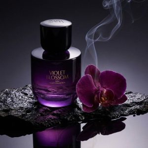 بطری بنفش عطر زنانه زارا ویولت بلوسوم روی سنگ مرمر با نورپردازی ملایم